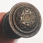Messingknopf alt Gründerzeit, Möbelknopf Ø 29mm mit einer Rosette, altverzinnt.