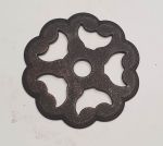 Rosette antik für Knöpfe oder Ringe, Ø 40mm, Eisen rostig. Aus Blech gestanzt und geprägt.