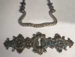 Möbelgriffe antik, Gründerzeit Griffbeschlag mit Schlüsselloch, altverzinnt, aus dünnem Blech geprägt