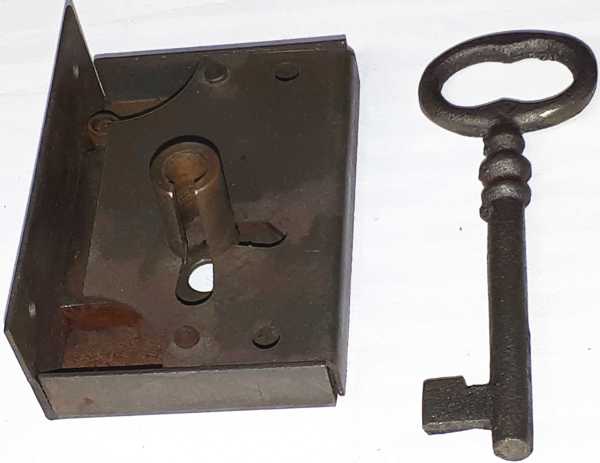 Kastenschloss alt für sehr kleine rechte Türen, Eisen, mit Schlüssel, Dorn 20mm rechts