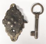 Vitrinenschloss, Eisen altverzinnt und gewachst mit Stulpe, 40 mm Dornmaß rechts. Gestanzt aus Blech, geprägt, handmontiert
