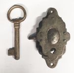 Vitrinenschloss, altverzinnt ohne Stulpe, 25 mm Dornmaß links. Gestanzt aus Blech, geprägt, handmontiert