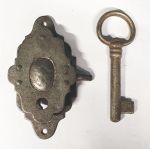 Vitrinenschloss, altverzinnt ohne Stulpe, 25 mm Dornmaß rechts. Gestanzt aus Blech, geprägt, handmontiert