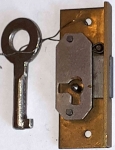 Einlassschloß alt, antik, Messing roh, mit vernickeltem Schlüssel, Dornmaß 10mm links, Einzelstück, nur noch 1 x verfügbar