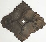 Rosette, Eisen ziselliert und getrieben dann gerostet. In Handarbeit gefertigt. Bohrung 4,5mm (HL)
