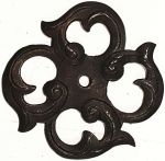 Rosette, Eisen ziselliert und getrieben gerostet. In Handarbeit gefertigt. Bohrung 4,5mm, Einzelstück, nur noch 1 x verfügbar (HL)