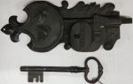 Schloss ziseliert und getrieben mit Schlüssel, Dorn 60, rechts, Eisen schwarz, handgefertigte Schrankschlösser antik, Einzelstück, nur noch 1 x verfügbar (HL)