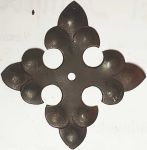 Rosette, Eisen ziselliert und getrieben dann gerostet. In Handarbeit gefertigt. Bohrung 4,5mm, nur noch 2 Stück verfügbar (HL)