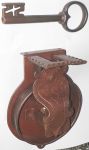 Antikes handgefertigtes Truhenschloss historisches, altes mit Haken und Schlüssel, Eisen rostig, Dorn 80mm, Einzelstück, nur 1 x verfügbar (L)
