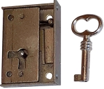 Mini-Kastenschloss mit Stulp, Eisen blank, mit vernickeltem Schlüssel, Dorn 18mm links