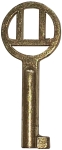 Kleiner Schlüssel hell vermessingt, antik, alt, mit geradem Bart, Außendurchmesser 3,8mm