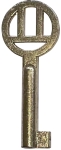 Kleiner Schlüssel hell vermessingt, antik, alt, mit geradem Bart, Außendurchmesser 4,2mm