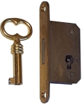 Einsteckschloß, Dorn 13mm, rechts, mit vermessingter runder Stulpe und hell vermessingtem Schlüssel