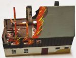 Altes Holzspielzeug Seiffener Miniaturen brennendes Haus, nur 1 x verfügbar
