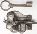 Schloss ziseliert Schlüssel, Dorn 30, rechts, Eisen altverzinnt, handgefertigte Schrankschlösser antik, Einzelstück, nur noch 1 x verfügbar