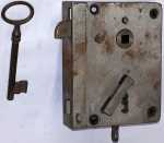 Antikes Kastenschloß Eisen blank, leicht angerostet, original alt, für Türe DIN rechts, einwärts öffnend, Dornmaß: 55mm, mit Schlüssel
