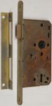 BB72-Einsteckschloss hammerschlag lackierte Stulpe, DIN rechts, mit Schließblech. Nuß und Riegel aus Kunststoff, ohne Schlüssel. Einzelstück, nur noch 1 Stück verfügbar.