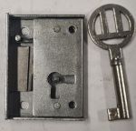 Mini-Kastenschloss mit Stulp, Eisen blank, mit vernickeltem Schlüssel, Dorn 18mm rechts, Einzelstück, nur noch 1 x verfügbar