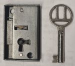 Mini-Kastenschloss ohne Stulp, Eisen blank, mit vernickeltem Schlüssel, Dorn 13mm rechts, Einzelstück, nur noch 1 x verfügbar