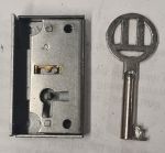 Mini-Kastenschloss mit Stulp, Eisen blank, mit vernickeltem Schlüssel, Dorn 12mm rechts, nur noch 4 x verfügbar