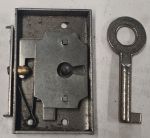 Schatullenschloss, Eisen mit vernickeltem Schlüssel, Dorn 20mm, für Schatullen und kleine Truhen, nur noch 1 Stück verfügbar