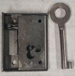 Mini-Kastenschloss mit Stulp, Eisen blank, mit vernickeltem Schlüssel, Dorn 18mm rechts, Einzelstück, nur noch 1 x verfügbar