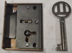 Mini-Kastenschloss, Messing geschliffen, mit vernickeltem Schlüssel, Dorn 22mm rechts, Einzelstück, nur noch 1 x verfügbar
