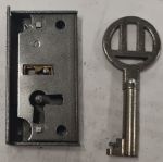 Mini-Kastenschloss mit Stulp, Eisen blank, mit vernickeltem Schlüssel, Dorn 9mm rechts, nur noch 2 x verfügbar