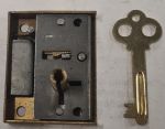 Mini-Kastenschloss, Messing geschliffen, mit vermessingtem Schlüssel, Dorn 22mm rechts, Einzelstück, nur noch 1 x verfügbar