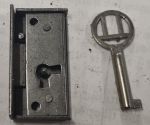 Mini-Kastenschloss mit Stulp, Eisen blank, mit Schlüssel vernickelt, Dorn 10mm rechts, Einzelstück, nur noch 1 x verfügbar