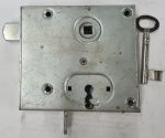 BB-Kastenschloss Eisen verzinkt, DIN rechts, zweitourig, Dornmaß 65mm, mit hebender Falle, mit vernickeltem Schlüssel und Nachtriegel, Distanzmaß 55mm, Einzelstück, nur 1 x verfügbar