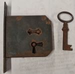 Einsteckschloß, mit Eisenschlüssel und eckiger Stulpe, original alt, Dorn 40mm rechts. Einzelstück, nur noch 1 Stück verfügbar.
