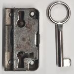 Kastenschloss, Dorn 15mm, rechts und links verwendbar, Eisen, mit vernickeltem Schlüssel R302