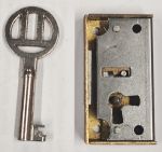 Mini-Kastenschloss, Messing roh, mit vernickeltem Schlüssel, Dorn 10mm rechts, ohne Stulpe
