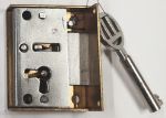 Mini-Kastenschloss, Messing roh, mit vernickeltem Schlüssel, Dorn 19mm links, mit Stulpe