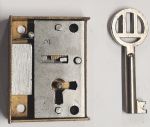 Mini-Kastenschloss, Messing roh, mit vernickeltem Schlüssel, Dorn 22mm rechts, mit Stulpe
