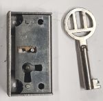 Mini-Kastenschloss mit Stulp, Eisen blank, mit vernickeltem Schlüssel, Dorn 10mm rechts
