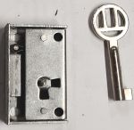 Mini-Kastenschloss mit Stulp, Eisen blank, mit vernickeltem Schlüssel, Dorn 13,5mm rechts