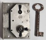 Einlassschloß mit Pfeife, Eisen blank mit angerostetem Schlüssel, Dorn 30mm rechts, antik, alt, Einzelstück, nur 1 x verfügbar