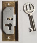 Einlassschloß, Messing roh mit vernickeltem Schlüssel, Dorn 13mm links, antik, alt