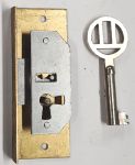 Einlassschloß, Messing roh mit vernickeltem Schlüssel, Dorn 13mm rechts, antik, alt