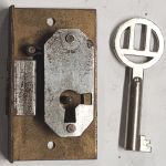 Einlassschloß, Messing roh mit vernickeltem Schlüssel, Dorn 17mm rechts, antik, alt, nur 2 Stück verfügbar