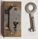 Einlassschloß, Messing roh mit vernickeltem Schlüssel, Dorn 13mm rechts, antik, alt, nur 2 Stück verfügbar