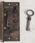Schatullenschloss, Eisen angerostet mit Schlüssel, Dorn 20mm, für Schatullen und kleine Truhen, nur 3x verfügbar