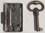 Kastenschloss, Dorn 15mm, rechts und links verwendbar, Eisen, mit Messingschlüssel, nur 1 Stück verfügbar