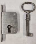 Einsteckschloß, mit blankem Eisenschlüssel, Dorn 15mm rechts, abgerundete Stulpe, Einzelstück, nur noch 1 x verfügbar